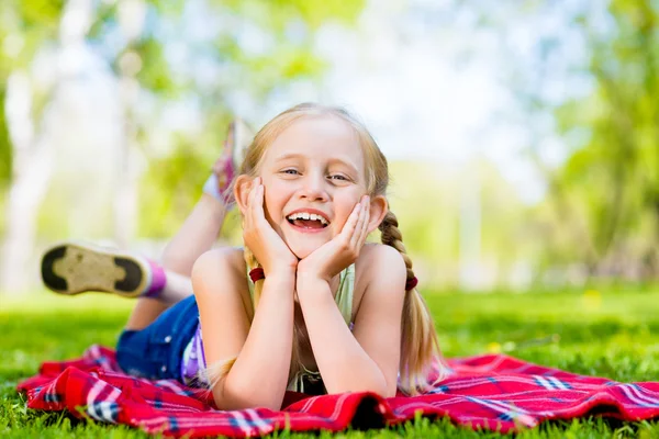 Портрет улыбающейся девушки в парке — стоковое фото
