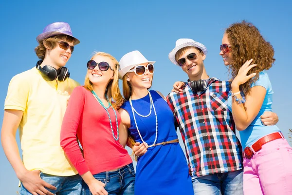 Group of young people wearing sunglasses and hat — Stock Photo, Image