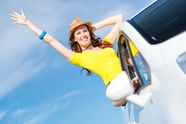 Jeune femme est sorti par la fenêtre de la voiture — Photo