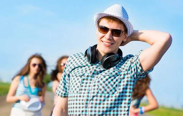 Jeune homme en lunettes de soleil — Photo