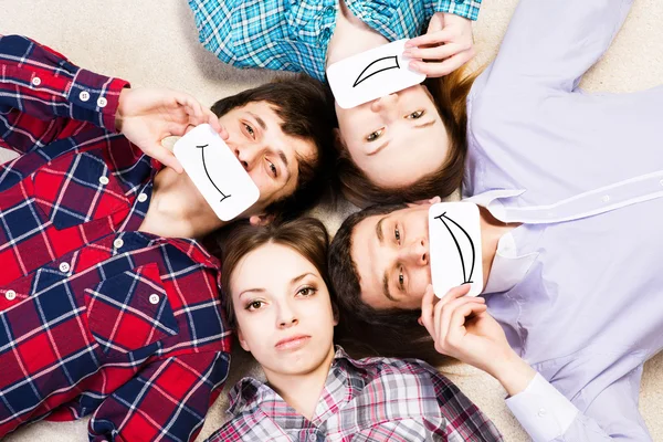 Vier jonge mannen liggen samen — Stockfoto