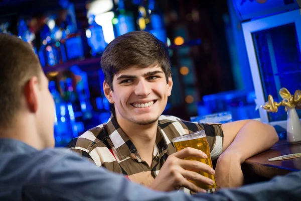 Portret van een jonge man aan de balie — Stockfoto