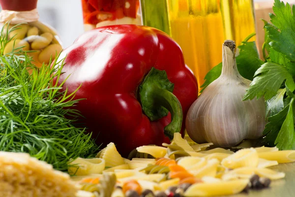 Italienska spagetti och grönsaker — Stockfoto