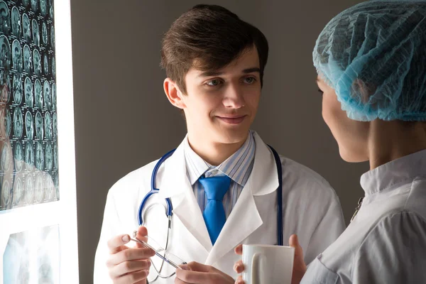 Colegas médicos conferir perto da imagem de raios-x — Fotografia de Stock