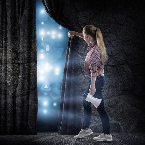 молодая женщина смотрит на сцену
