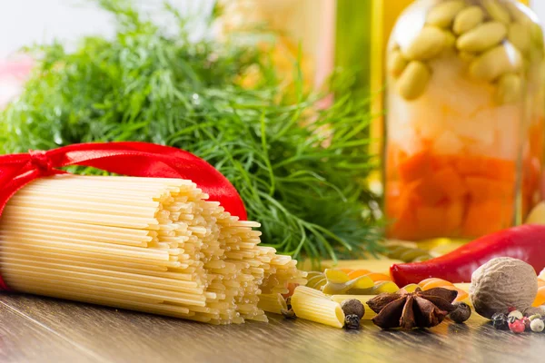 Italienska spagetti och grönsaker — Stockfoto