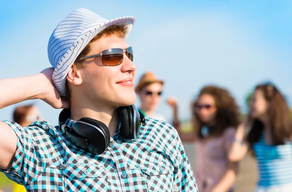 Jeune homme en lunettes de soleil — Photo