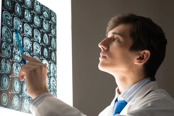 Male doctor looking at the x-ray image — Stock Photo, Image