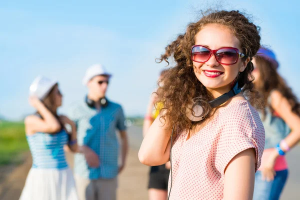 Mujer joven con auriculares — Foto de Stock