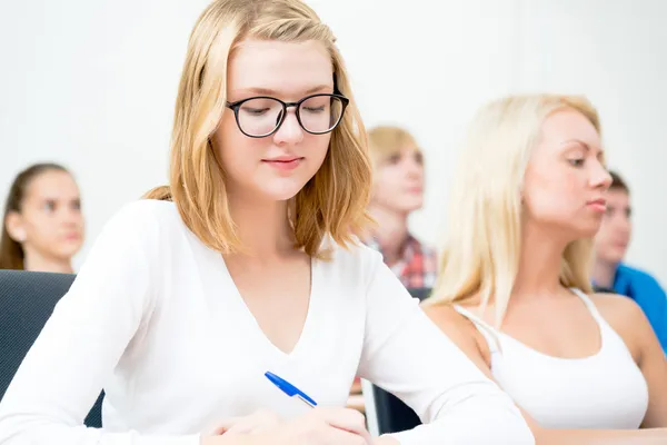 Studenten in de klas — Stockfoto