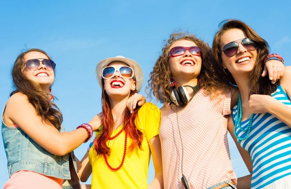 Group of young people wearing sunglasses and hat — Stock Photo, Image