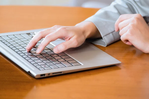 Business woman working with laptop — Stock Photo, Image