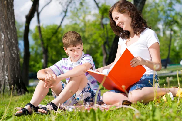 Reading a book together — Stock Photo, Image