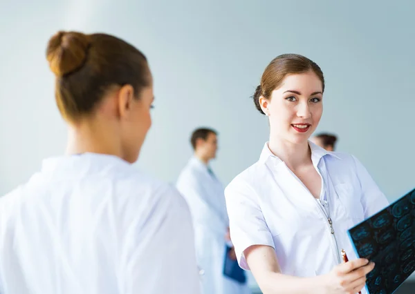 Doctor hablando con un colega — Foto de Stock