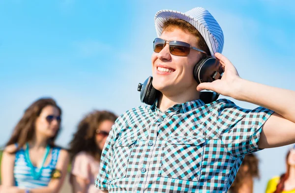 Jonge man met een zonnebril — Stockfoto