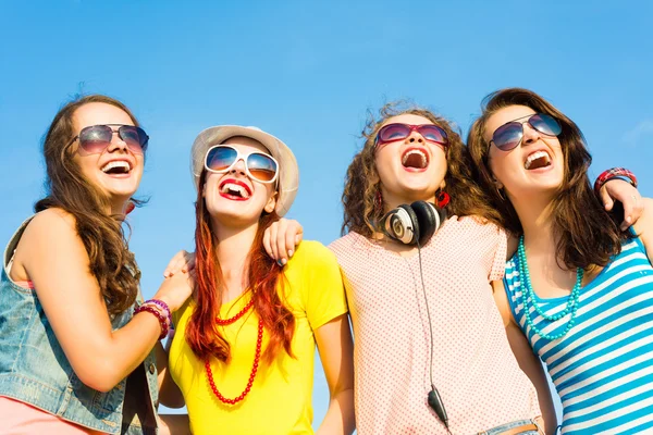 Gruppe junger Leute mit Sonnenbrille und Hut — Stockfoto