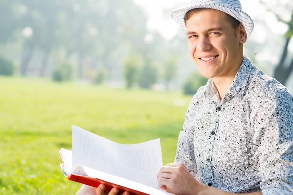 Junger Mann liest ein Buch — Stockfoto