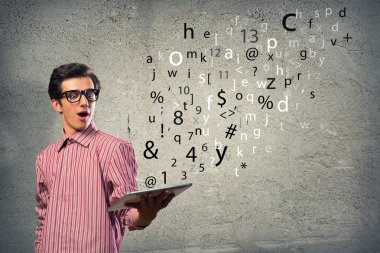 Tabletli genç adam.