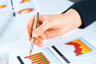 Finansal büyüme grafiği işaret eden el