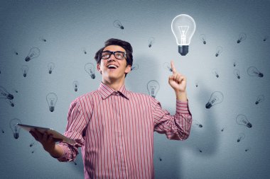 genç adam bir tablet holding