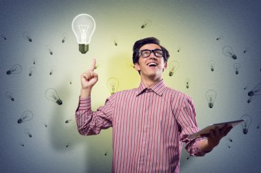 genç adam bir tablet holding