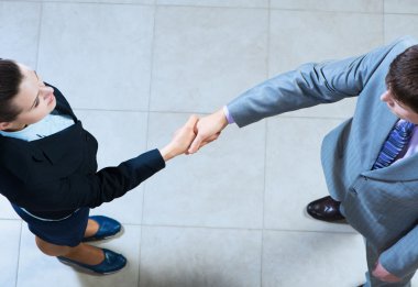 bir iş kadını ve el sallayarak işadamı