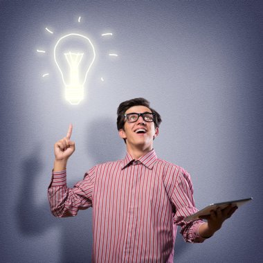 genç adam bir tablet holding