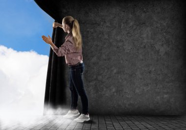 genç kadın bulutlara seyir perde iter