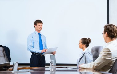 meslektaşlarına konuşan işadamı