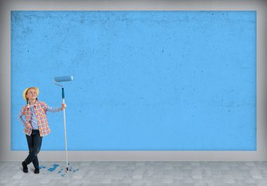 boyama için bir rulo ile şapkalı kız