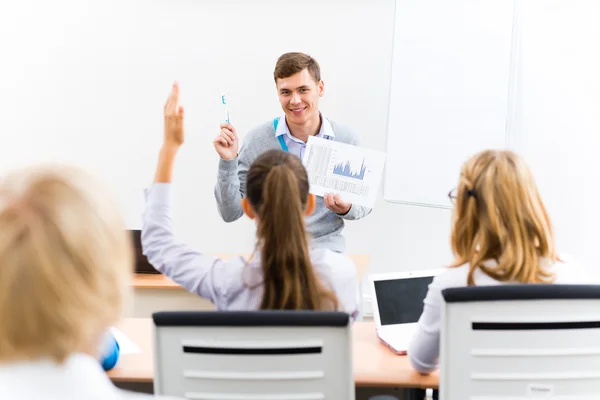 Leraar in gesprek met studenten — Stockfoto