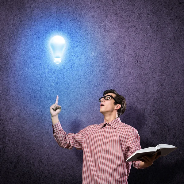 Jovem segurando um livro — Fotografia de Stock