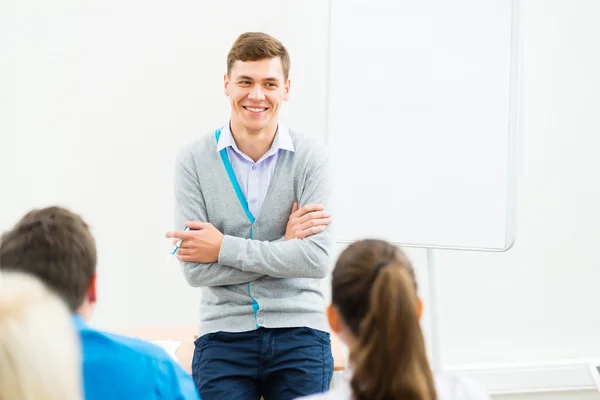 Leraar in gesprek met studenten — Stockfoto