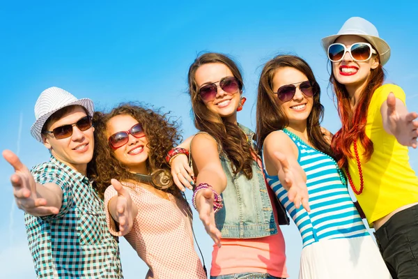 Group of young people wearing sunglasses and hat — Stok fotoğraf