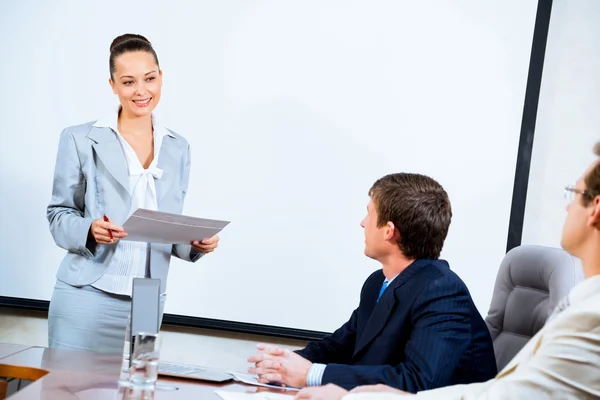 Discusses business woman with colleagues — Stock Photo, Image