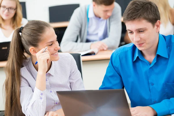 Students together to discuss lecture — Stock Photo, Image