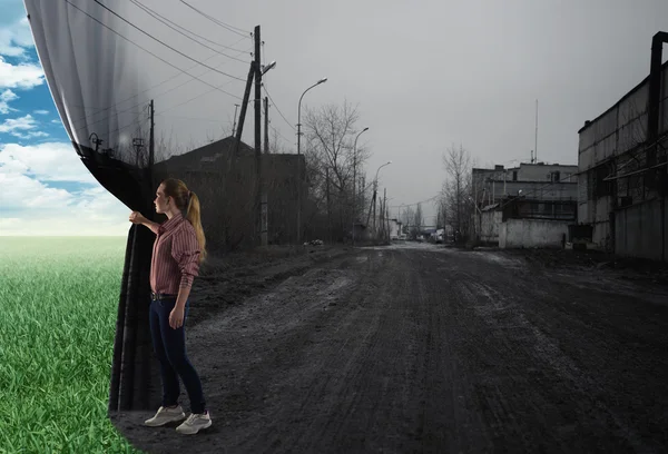 Jovem mulher empurra a cortina — Fotografia de Stock