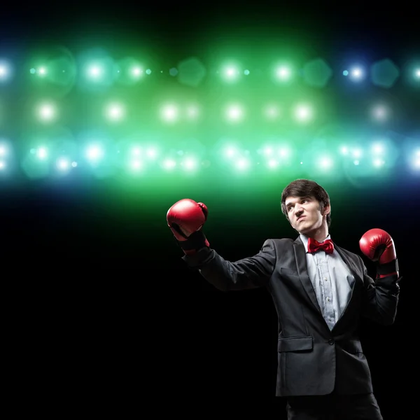 Empresario con guantes de boxeo en el ring — Foto de Stock