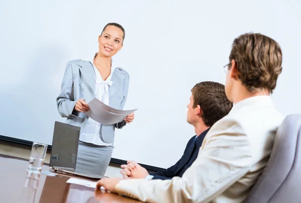 Bespreekt zakenvrouw met collega 's — Stockfoto