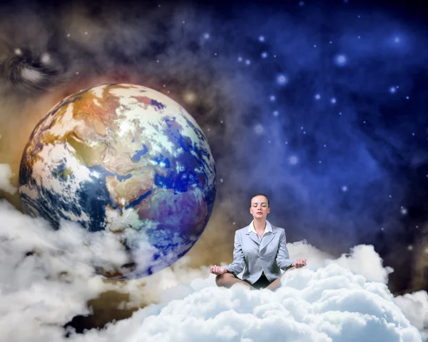 Mujer de negocios meditando — Foto de Stock