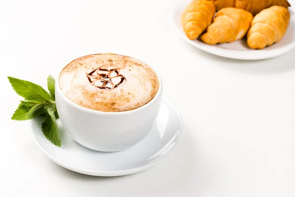Grande xícara de café e croissants em uma placa — Fotografia de Stock