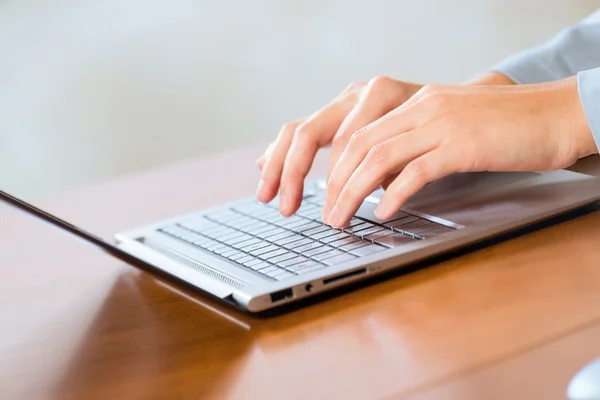 Zakenvrouw werken met laptop — Stockfoto