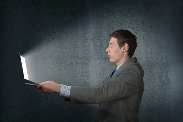 Homem de negócios com um laptop — Fotografia de Stock