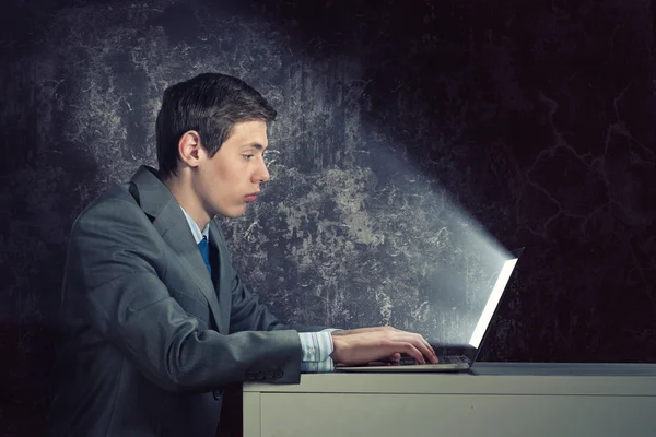 Businessman with a laptop — Stock Photo, Image