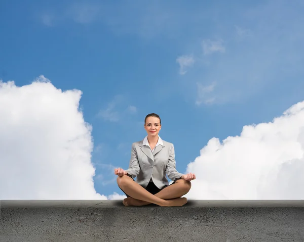 Empresária meditando — Fotografia de Stock