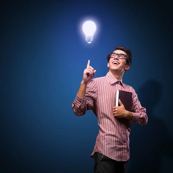 Joven sosteniendo un libro — Foto de Stock