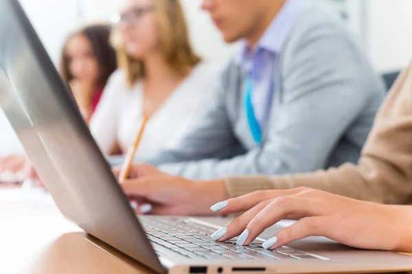 Gros plan des mains féminines sur le clavier de l'ordinateur portable — Photo