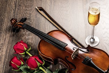 keman, rose, cam şampanya ve müzik kitapları