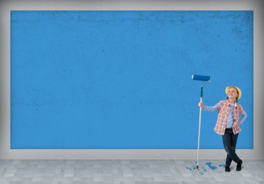 boyama için bir rulo ile şapkalı kız