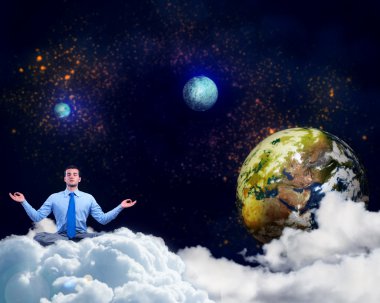 İşadamı meditasyon yapıyor